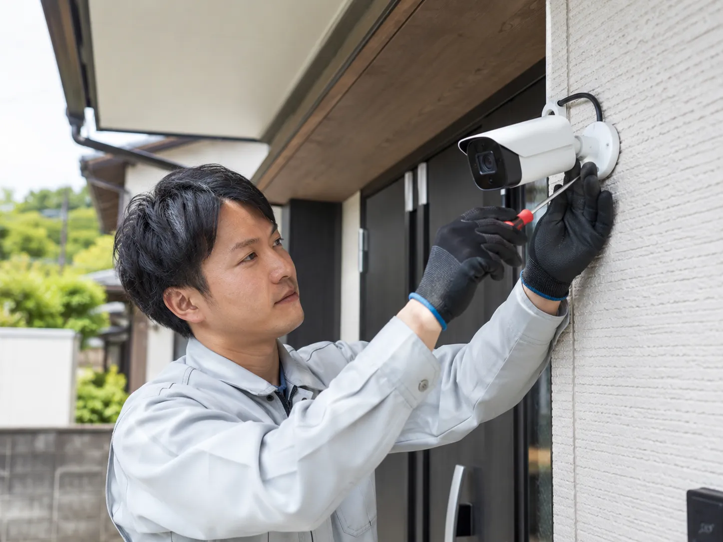 防犯カメラの設置作業を行う技術者